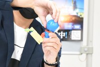 「完全変形ドラえもん」を変形させる様子。