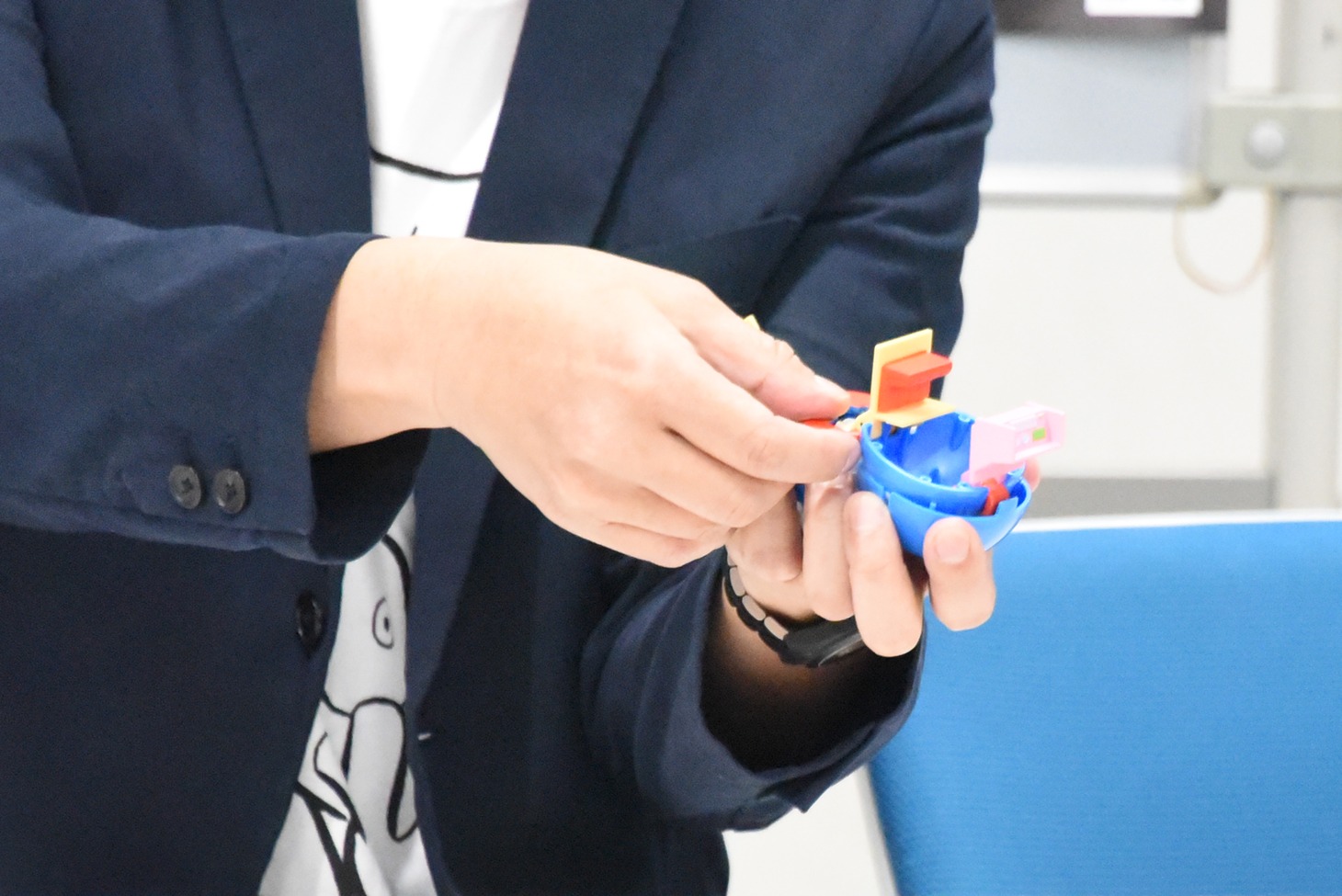 「完全変形ドラえもん」を変形させる様子。