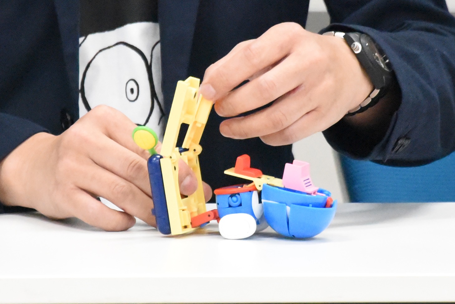 「完全変形ドラえもん」を変形させる様子。