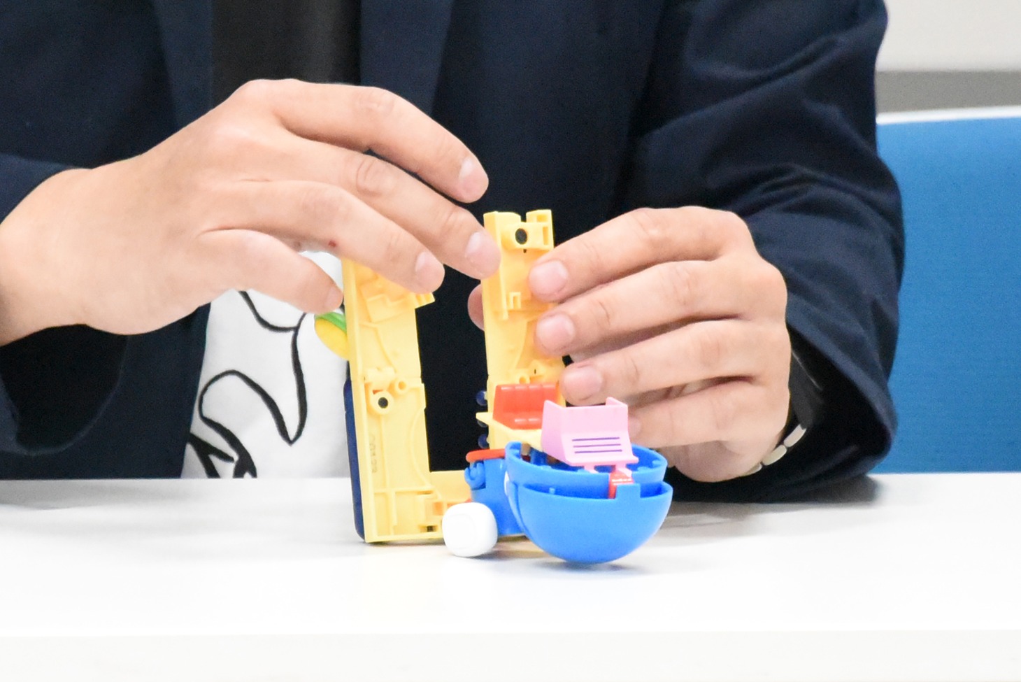 「完全変形ドラえもん」を変形させる様子。