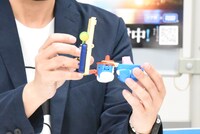 「完全変形ドラえもん」を変形させる様子。