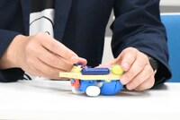 「完全変形ドラえもん」を変形させる様子。