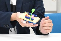 「完全変形ドラえもん」変形後のタイムマシン。