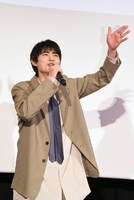 コールのお手本をしてみせる豊田裕大。