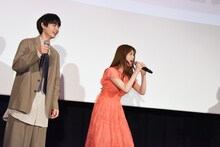 観客と一緒にコールする松村沙友理。