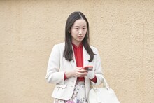 ドラマ「ガチ恋粘着獣」より、天野はな演じるはるみ。