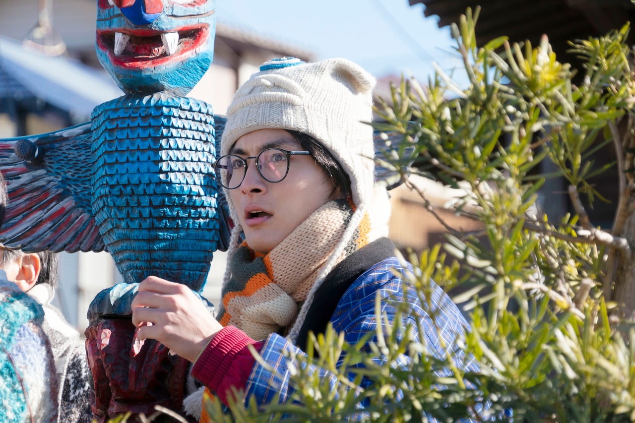 「水は海に向かって流れる」高良健吾演じるカラフルな“ニゲミチ先生”の場面カット