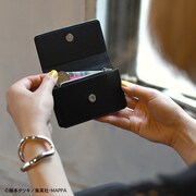 TVアニメ「チェンソーマン」と、イラストレーター・鬼頭祈がコラボしたミニウォレットの使用イメージ。