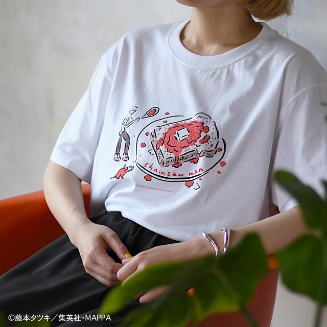 TVアニメ「チェンソーマン」と、イラストレーター・鬼頭祈がコラボしたビッグTシャツの着用イメージ。