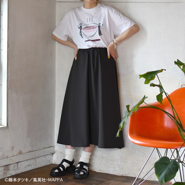 TVアニメ「チェンソーマン」と、イラストレーター・鬼頭祈がコラボしたビッグTシャツの着用イメージ。