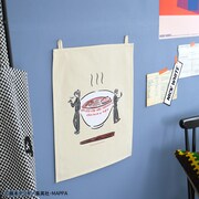 TVアニメ「チェンソーマン」と、イラストレーター・鬼頭祈がコラボしたファブリックポスターの使用イメージ。