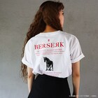 「ベルセルク」ガッツ（犬）がTシャツに、胸元にはキャスカを護り抜く決意を英字で