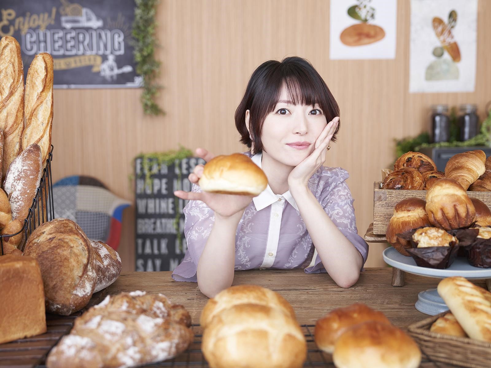 花澤香菜おすすめのパンが毎月届くサービス誕生、先着1000人にアクスタ