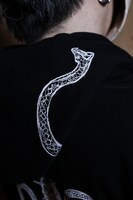 パーカーの着用イメージ。