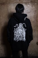 パーカーの着用イメージ。