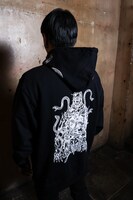 パーカーの着用イメージ。