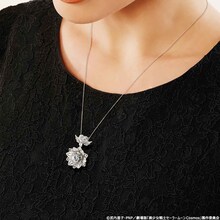 「劇場版『美少女戦士セーラームーンCosmos』 幻の銀水晶 平戸細工 シルバーペンダント」の着用イメージ。