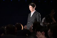 客席に登場した高橋一生。