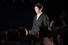 客席に登場した高橋一生。