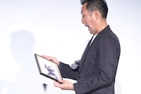 イラストを見て驚く渡辺一貴監督。