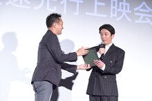 高橋一生にイラストを渡す渡辺一貴監督。