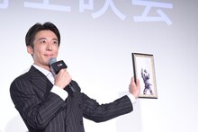 イラストを見せる高橋一生。