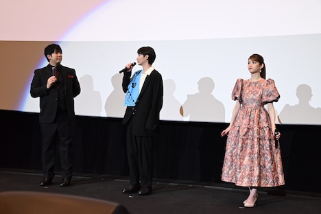 「劇場版 推しが武道館いってくれたら死ぬ」の舞台挨拶の様子。