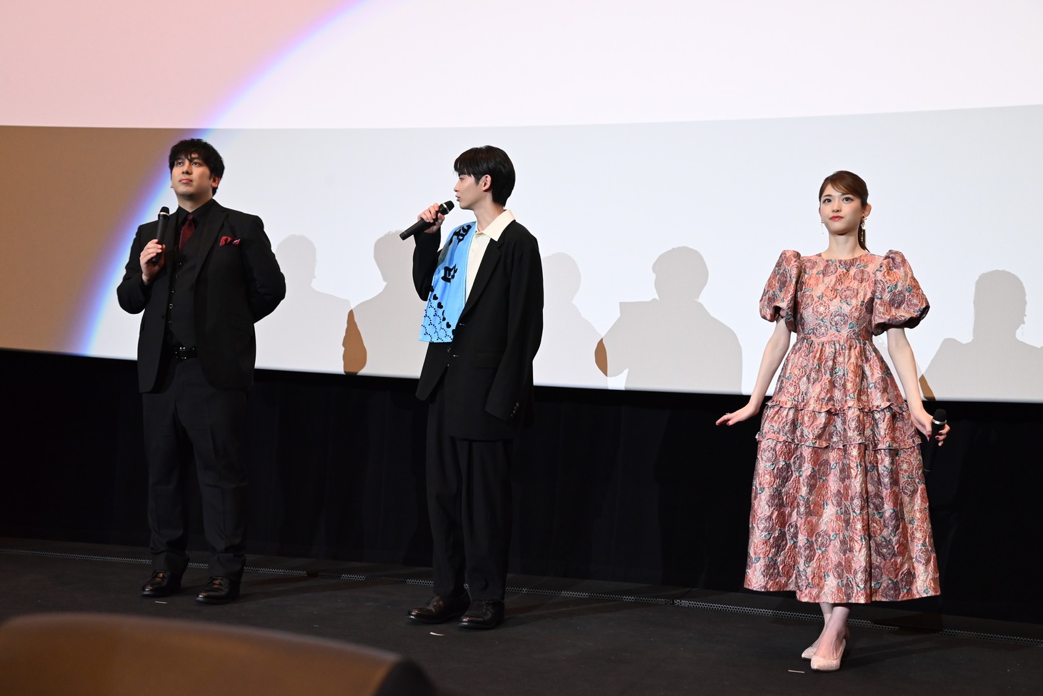 「劇場版 推しが武道館いってくれたら死ぬ」の舞台挨拶の様子。