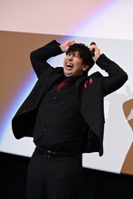 “くまポーズ”をするジャンボたかお。