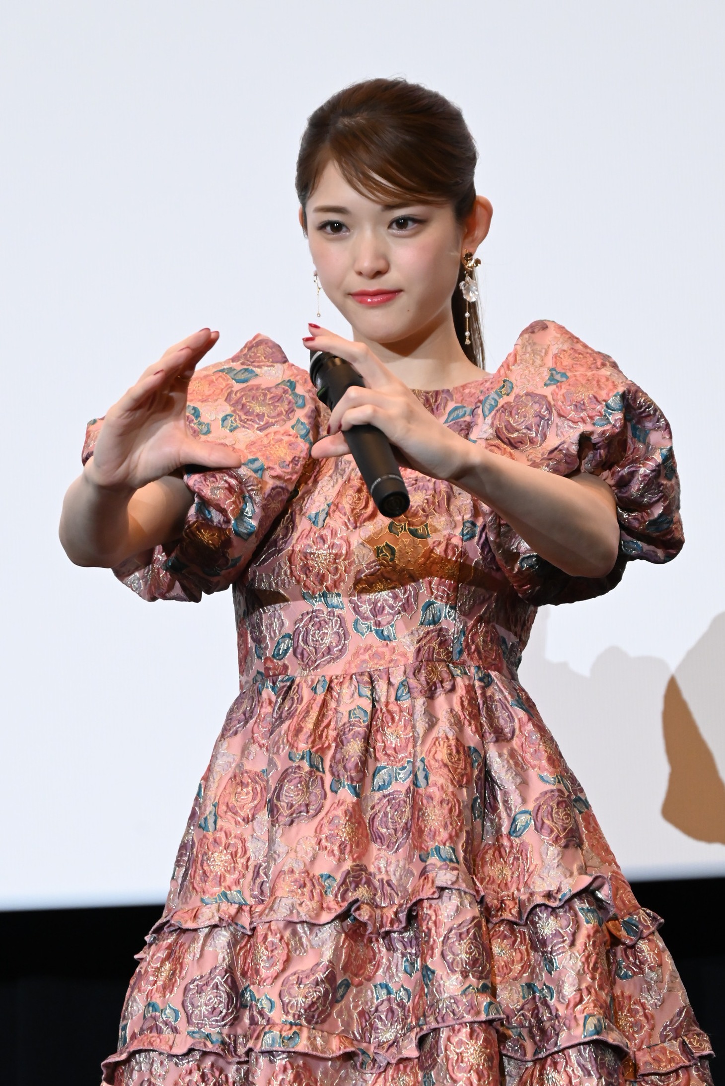 舞菜の“気功ポーズ”をする松村沙友理。