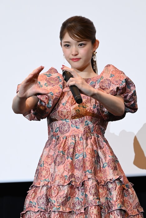 舞菜の“気功ポーズ”をする松村沙友理。