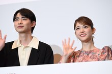 左から豊田裕大、松村沙友理。