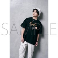 「生成 缶バッジ付きTシャツ」 (c)SEISEI