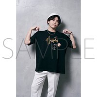 「生成 缶バッジ付きTシャツ」 (c)SEISEI