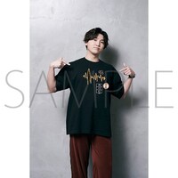 「生成 缶バッジ付きTシャツ」 (c)SEISEI