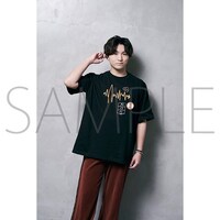 「生成 缶バッジ付きTシャツ」 (c)SEISEI