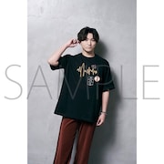 「生成 缶バッジ付きTシャツ」 (c)SEISEI