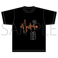 「生成 缶バッジ付きTシャツ」 (c)SEISEI