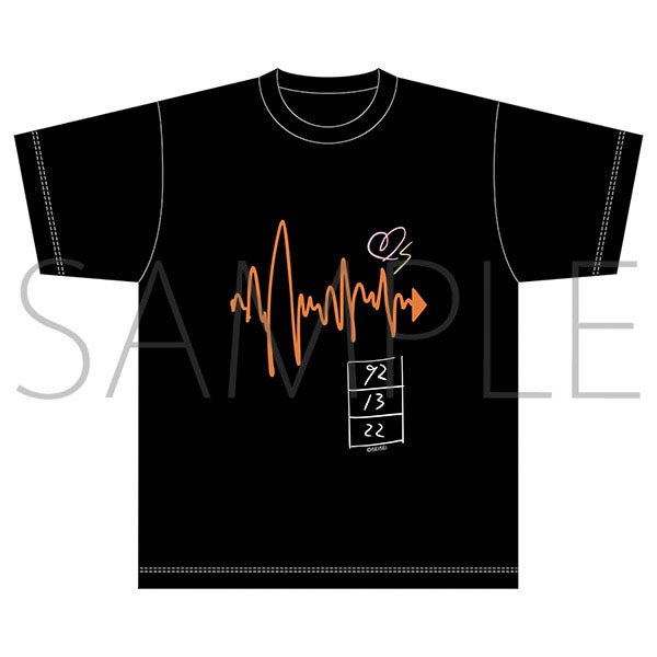 「生成 缶バッジ付きTシャツ」 (c)SEISEI