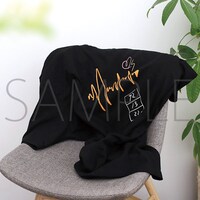 「生成 缶バッジ付きTシャツ」 (c)SEISEI