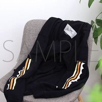 「生成 缶バッジ付きパーカー」 (c)SEISEI