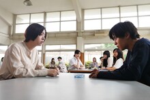 池田エライザ演じる新谷杏奈（左）と、醍醐虎汰朗演じる城琢磨（右）。