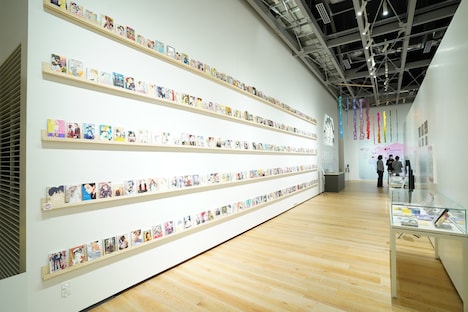 「花ひらくBL文化」コーナー。壁には役300点のBLマンガが並べられている。