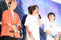 左から代永翼、小野賢章、阿部敦。