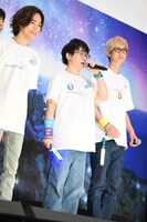 左から小野賢章、阿部敦、江口拓也。