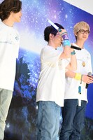 リストバンドを見せる阿部敦。