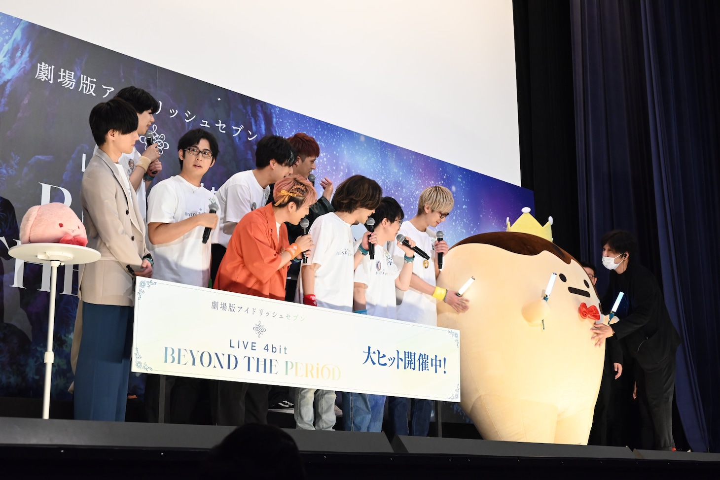 王様プリンを気遣う登壇者たち。