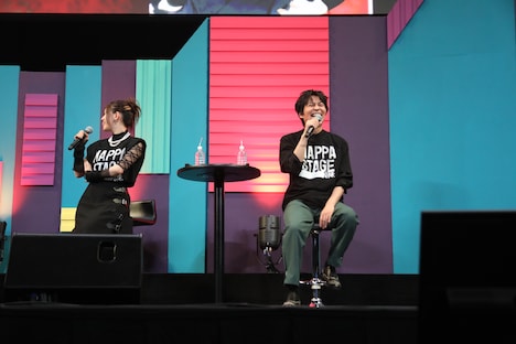 左から高橋李依、小林親弘。