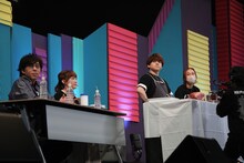 内田雄馬の調理を見守るキャストたち。