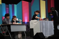 内田雄馬の調理を見守るキャストたち。